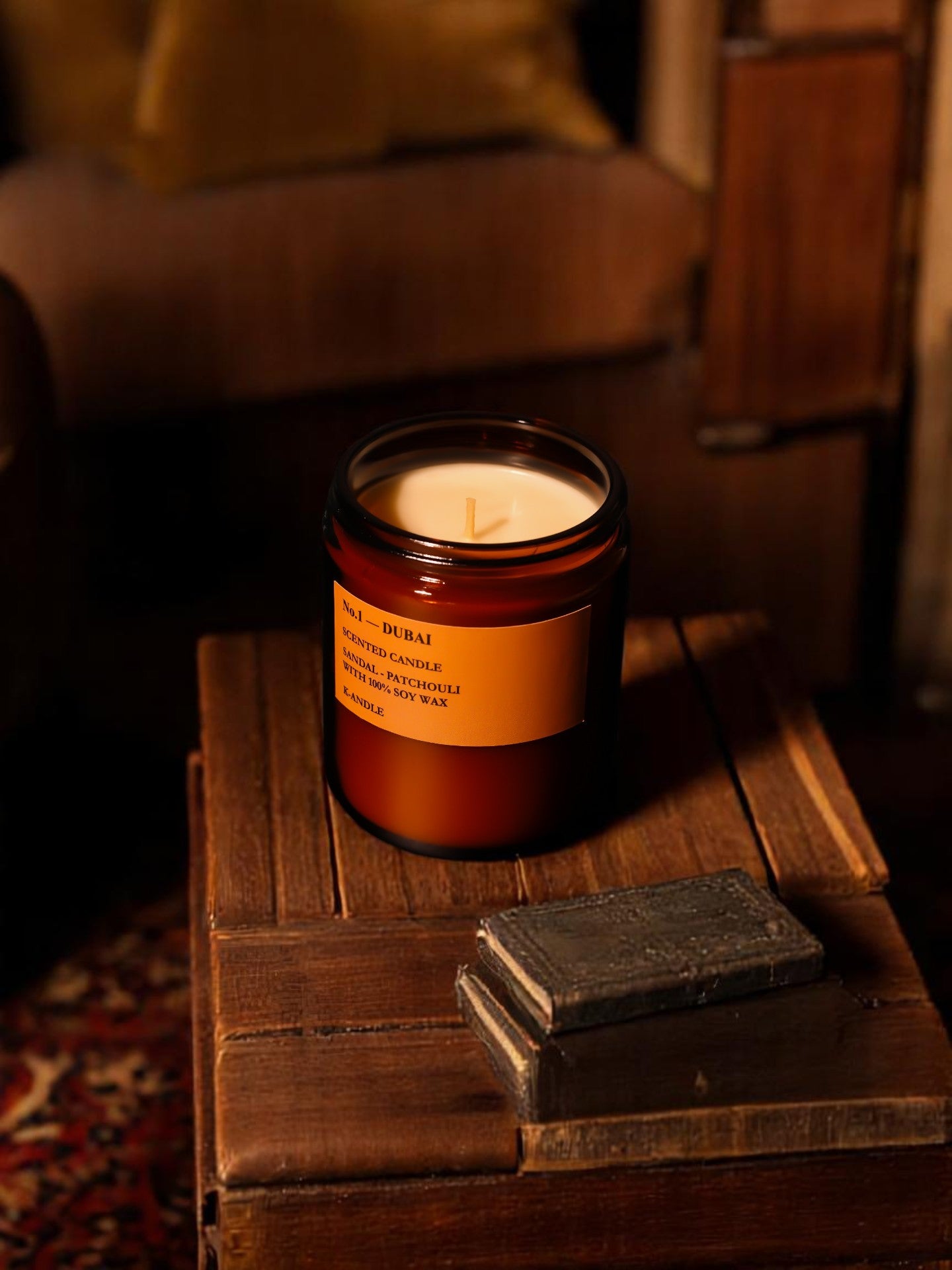 Dubai kokulu amber cam mum: sandal & patchouli notalarıyla zihin dinlendirir. %100 soya wax, el yapımı, 200gr uzun ömürlü doğal mum.