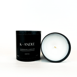 Santal-Vanilya kokulu mum – el yapımı, odunsu ve tatlı notalarıyla sıcak ve rahatlatıcı bir atmosfer sunar