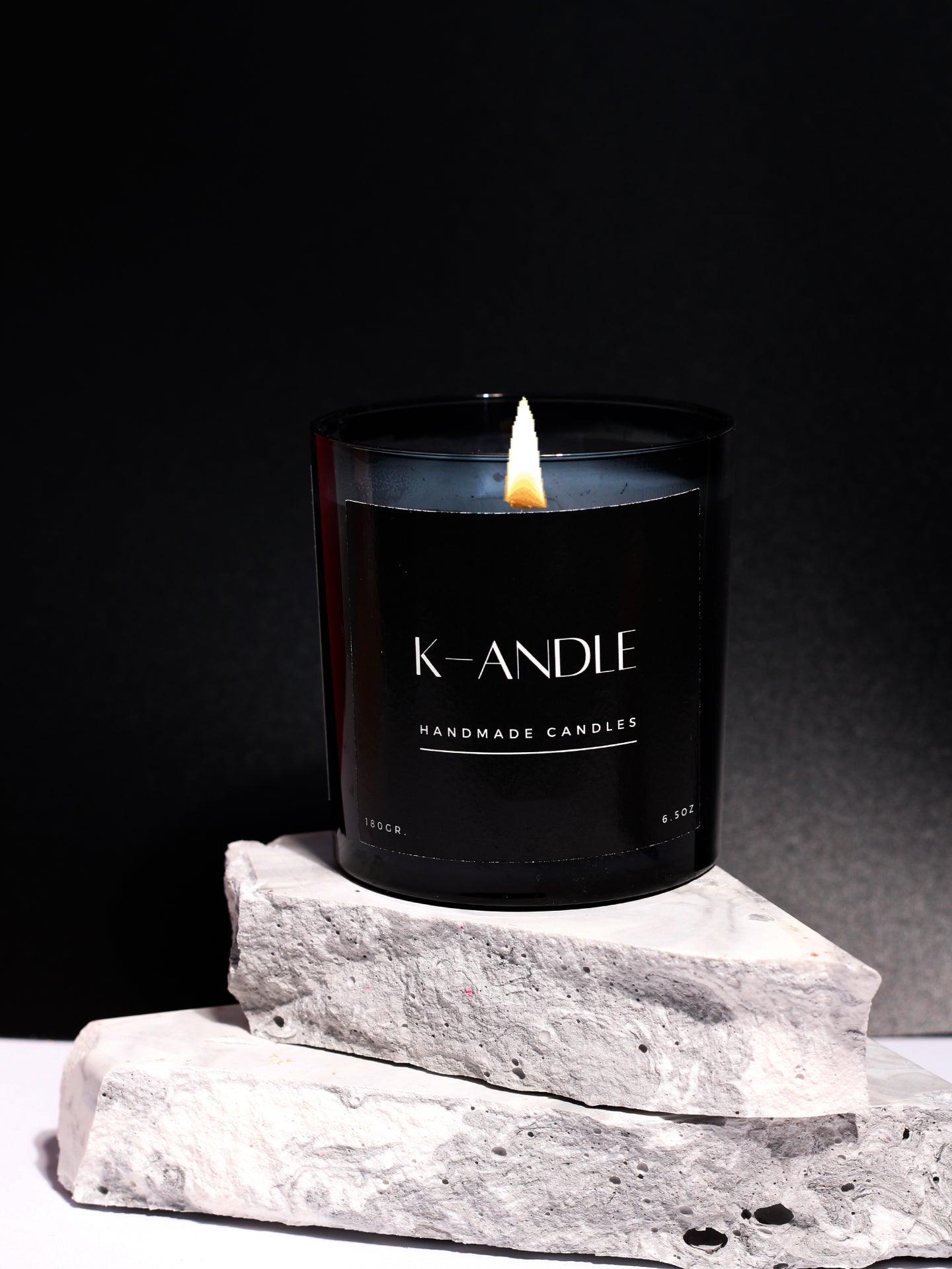 El yapımı Citrus mum – narenciye notalarıyla ferahlatıcı kokusu ve sade tasarımıyla dekoratif bir hediye seçeneği sunar