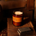 Dubai kokulu amber cam mum: sandal & patchouli notalarıyla zihin dinlendirir. %100 soya wax, el yapımı, 200gr uzun ömürlü doğal mum.