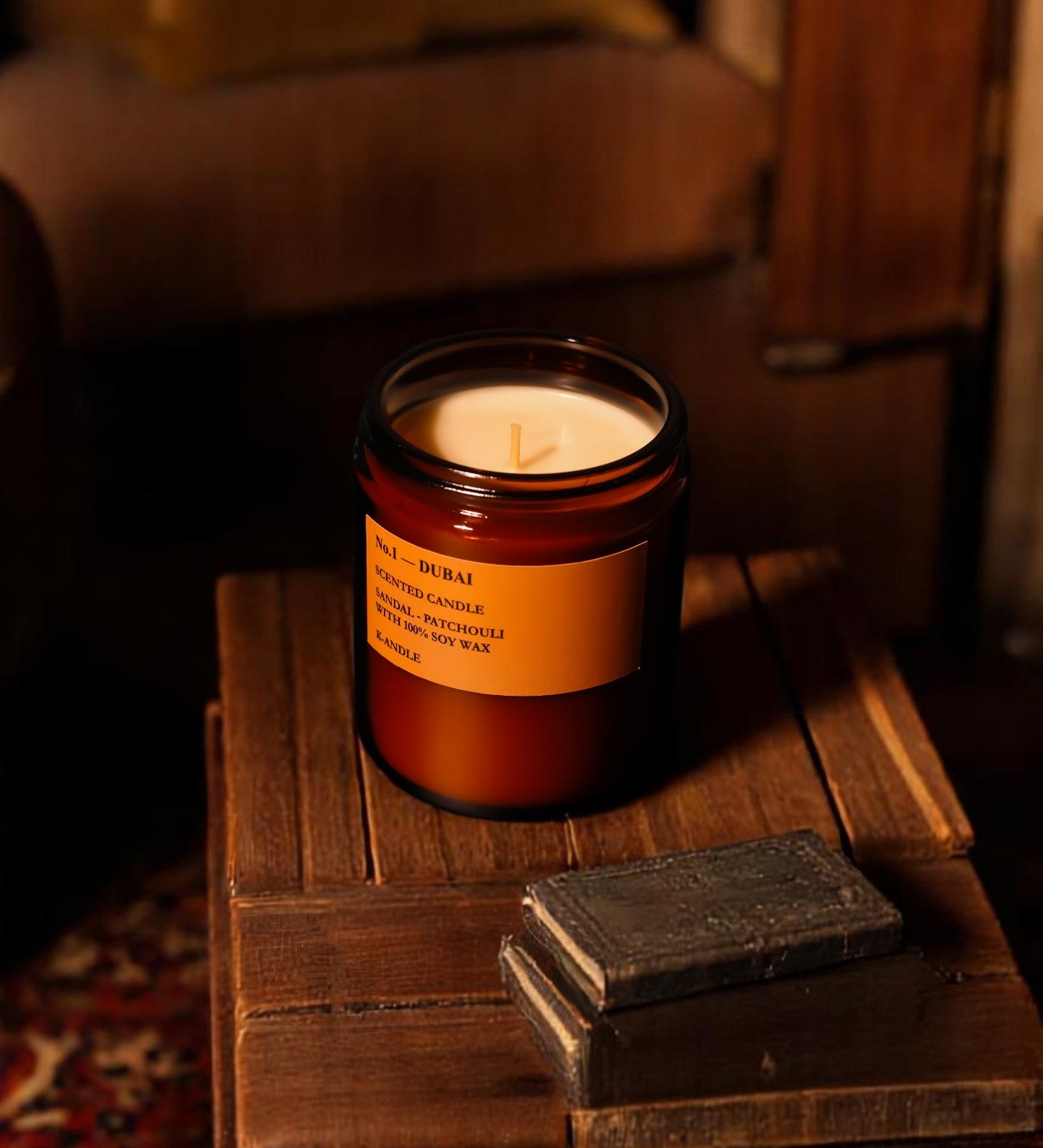 Dubai kokulu amber cam mum: sandal & patchouli notalarıyla zihin dinlendirir. %100 soya wax, el yapımı, 200gr uzun ömürlü doğal mum.
