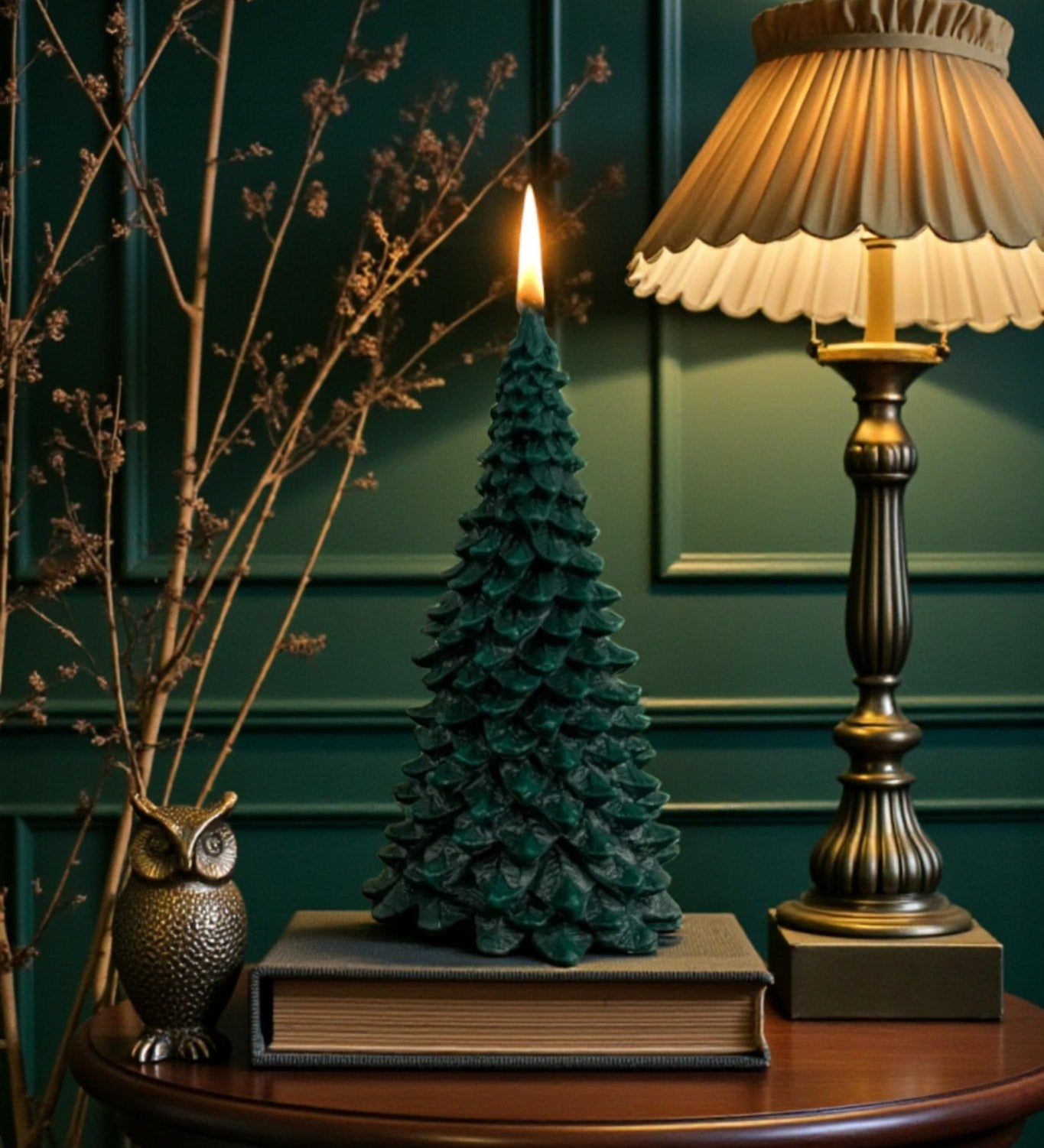 Yeşil dekoratif çam ağacı mum, el yapımı yılbaşı temalı mum, 21x11 cm doğal dekorasyon ürünü