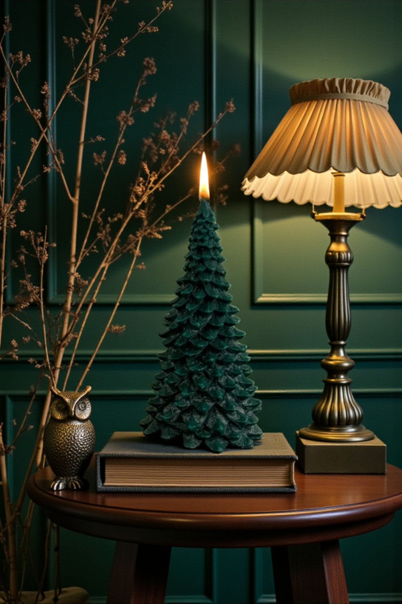 Yeşil dekoratif çam ağacı mum, el yapımı yılbaşı temalı mum, 21x11 cm doğal dekorasyon ürünü