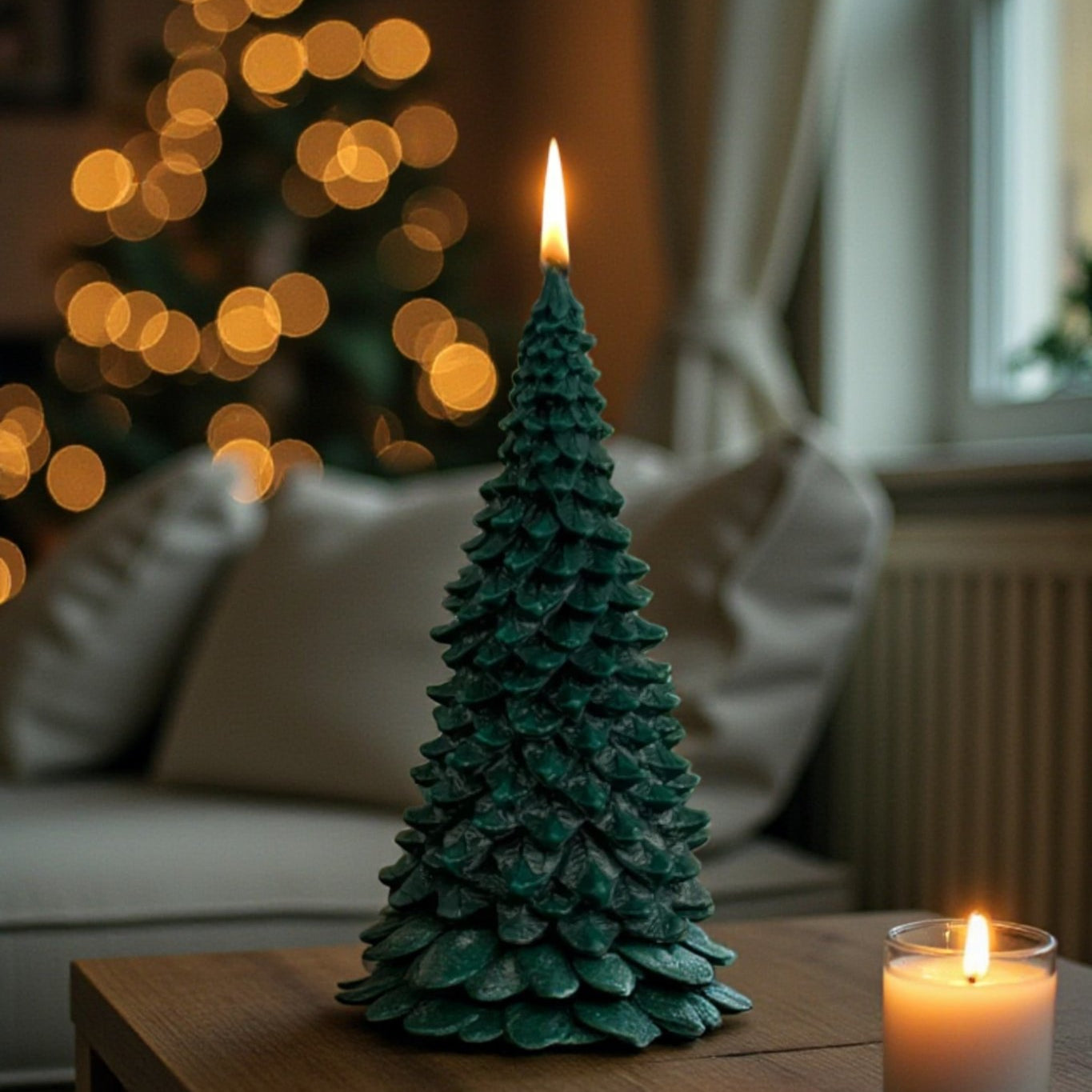 Yeni yıl dekorasyonu için yeşil çam ağacı şeklinde dekoratif mum, yılbaşı ev süsü