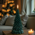Yeni yıl dekorasyonu için yeşil çam ağacı şeklinde dekoratif mum, yılbaşı ev süsü