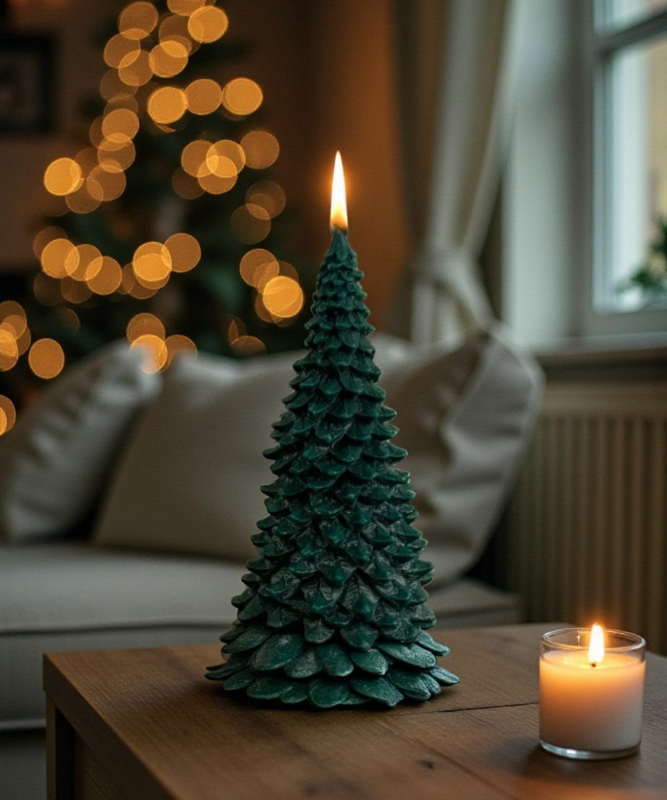 Yeni yıl dekorasyonu için yeşil çam ağacı şeklinde dekoratif mum, yılbaşı ev süsü