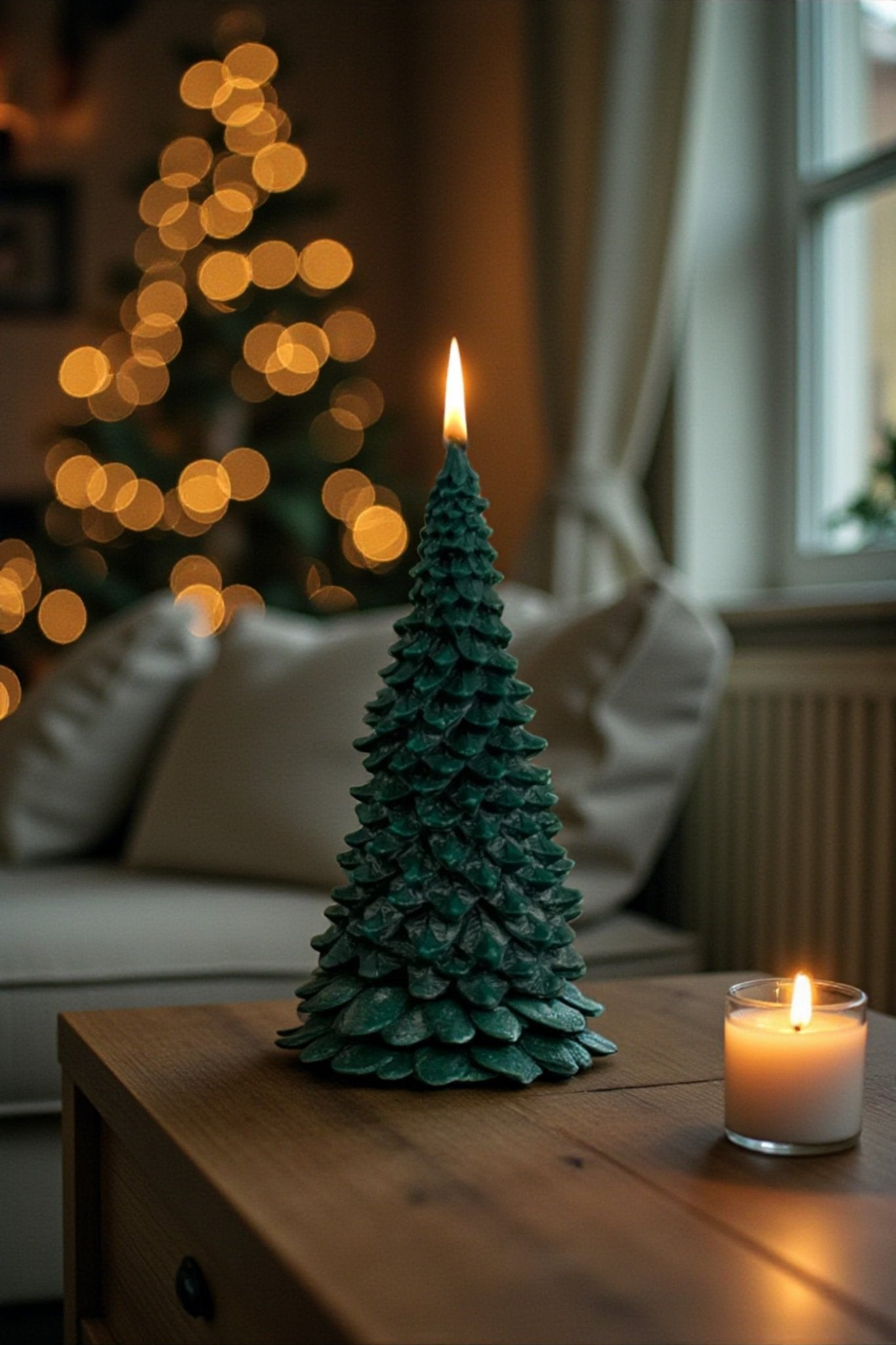 Yeni yıl dekorasyonu için yeşil çam ağacı şeklinde dekoratif mum, yılbaşı ev süsü