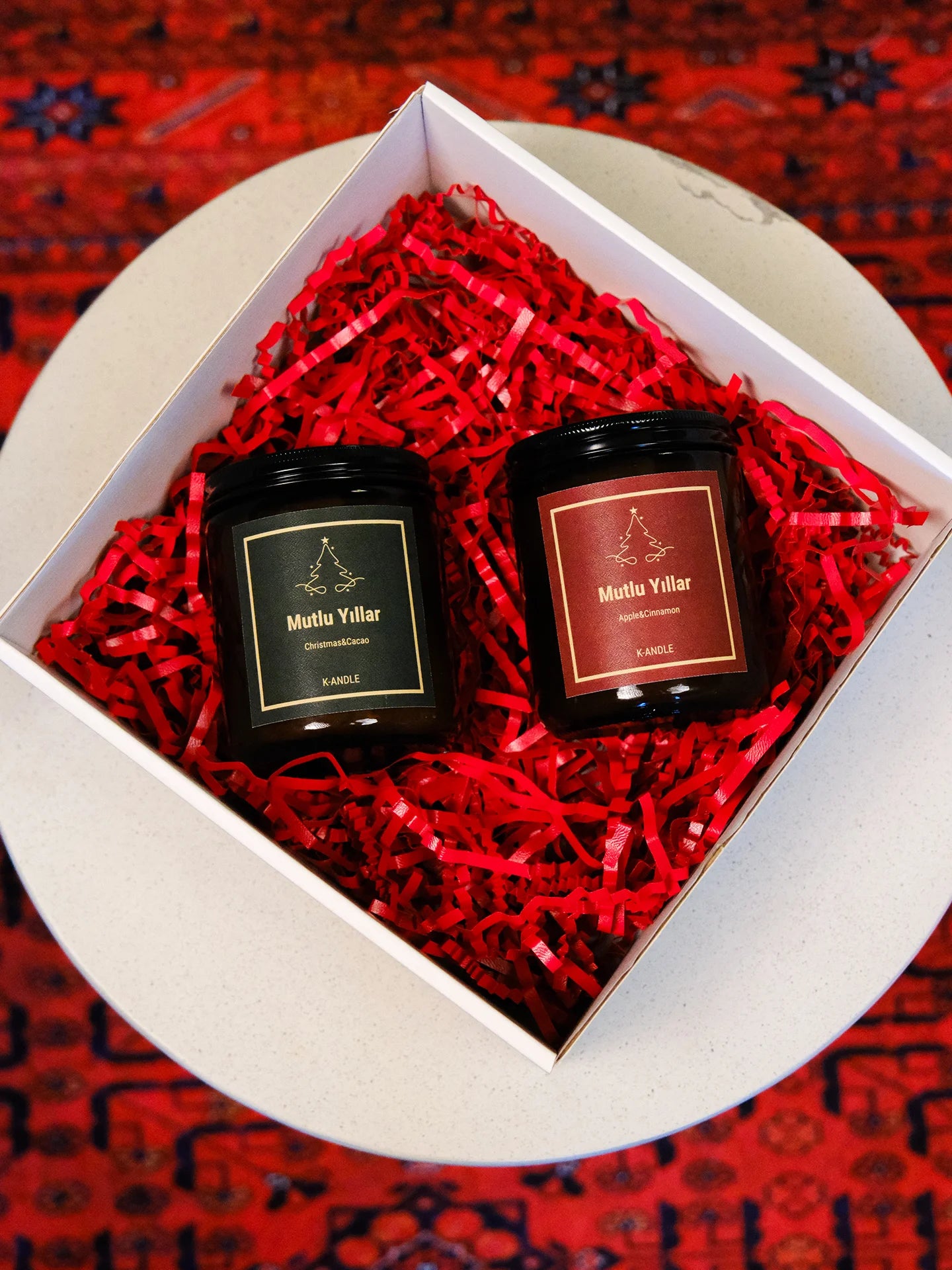 Yeni yıl etiketli hediye kutusunda ikili kokulu mum seti