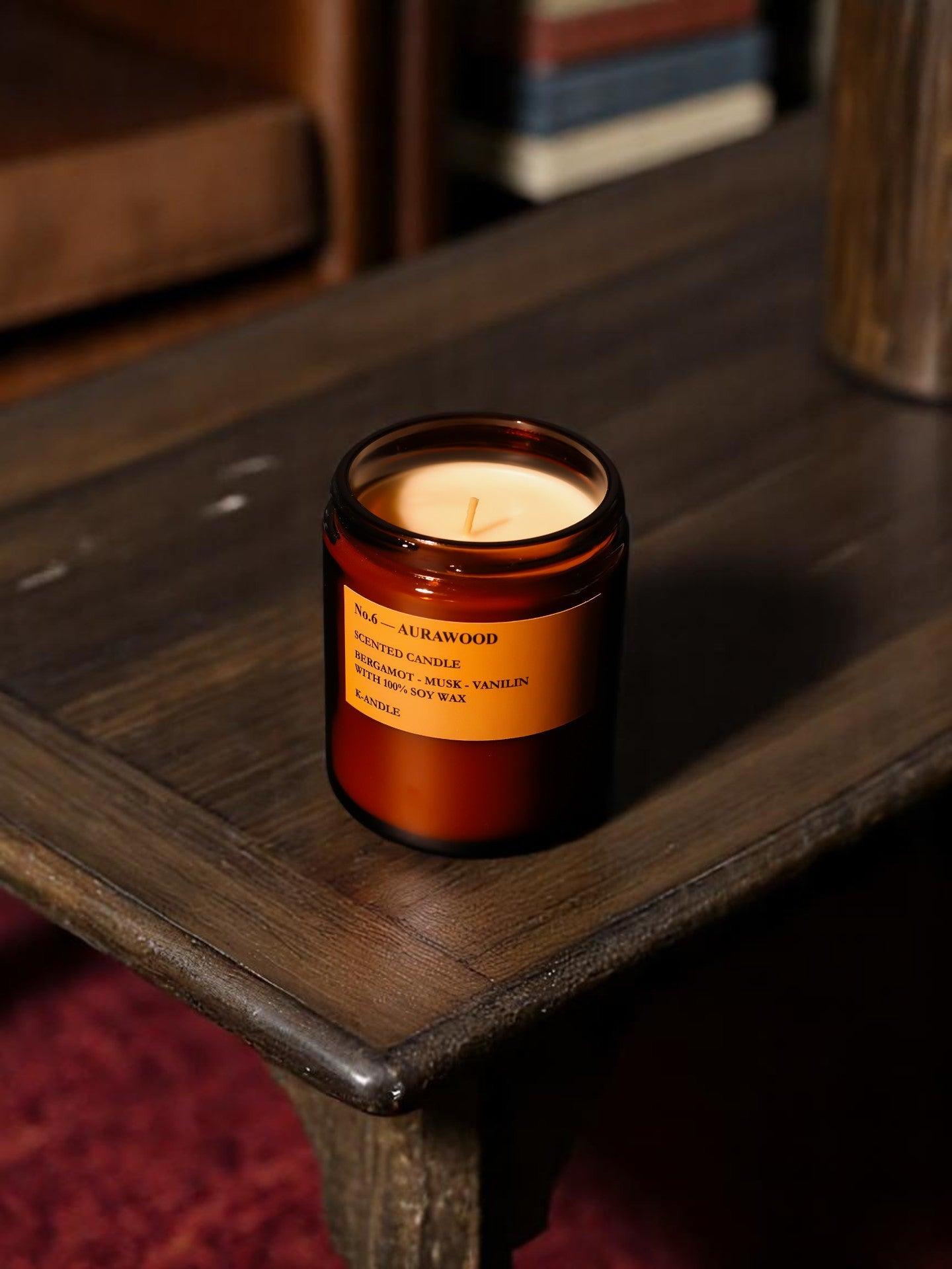AuraWood amber cam mum – bergamot ve misk aromalı, modern hediye kutulu soya wax mum.